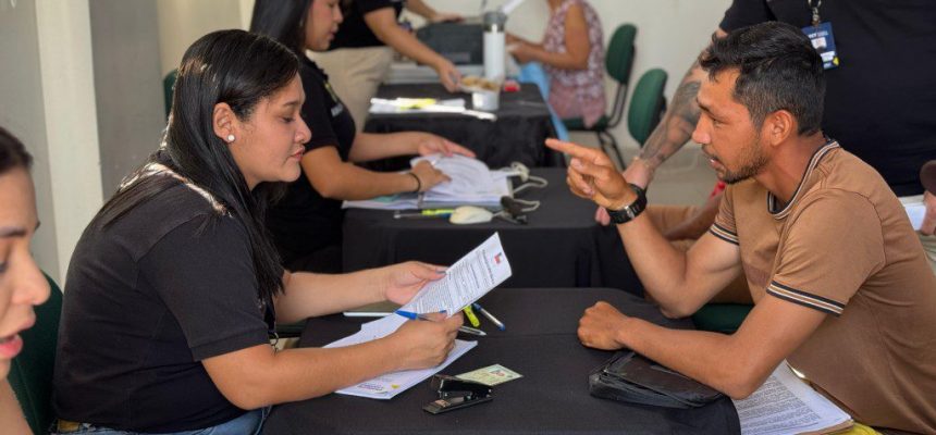 O Governo do Amazonas, por meio da Secretaria de Estado das Cidades e Territórios (Sect), neste domingo (9), realizou a entrega do título definitivo de propriedade para a Cooperativa Agropecuária de Codajás, que beneficiará mais de 150 famílias. Na ocasião, também foi assinado o termo de cooperação técnica, firmando uma parceria entre a Sect e a Prefeitura de Codajás.