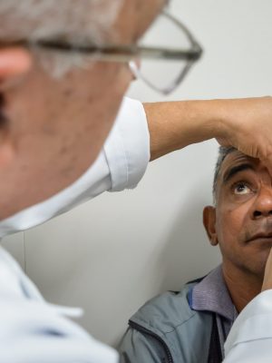 O Governo do Amazonas entregou, nesta quinta-feira (03/07), 130 próteses oculares a pacientes que são acompanhados pelo Centro Especializado em Reabilitação (CER III) da Policlínica Codajás, na avenida Codajás, bairro Cachoeirinha, zona Sul de Manaus. Com isso, a Secretaria de Estado de Saúde (SES-AM) zerou a fila de espera para esse tipo de procedimento no CER III.
