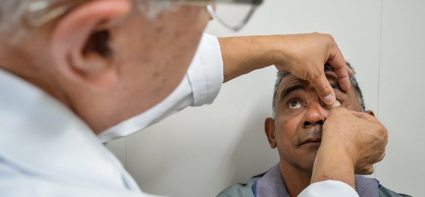 O Governo do Amazonas entregou, nesta quinta-feira (03/07), 130 próteses oculares a pacientes que são acompanhados pelo Centro Especializado em Reabilitação (CER III) da Policlínica Codajás, na avenida Codajás, bairro Cachoeirinha, zona Sul de Manaus. Com isso, a Secretaria de Estado de Saúde (SES-AM) zerou a fila de espera para esse tipo de procedimento no CER III.